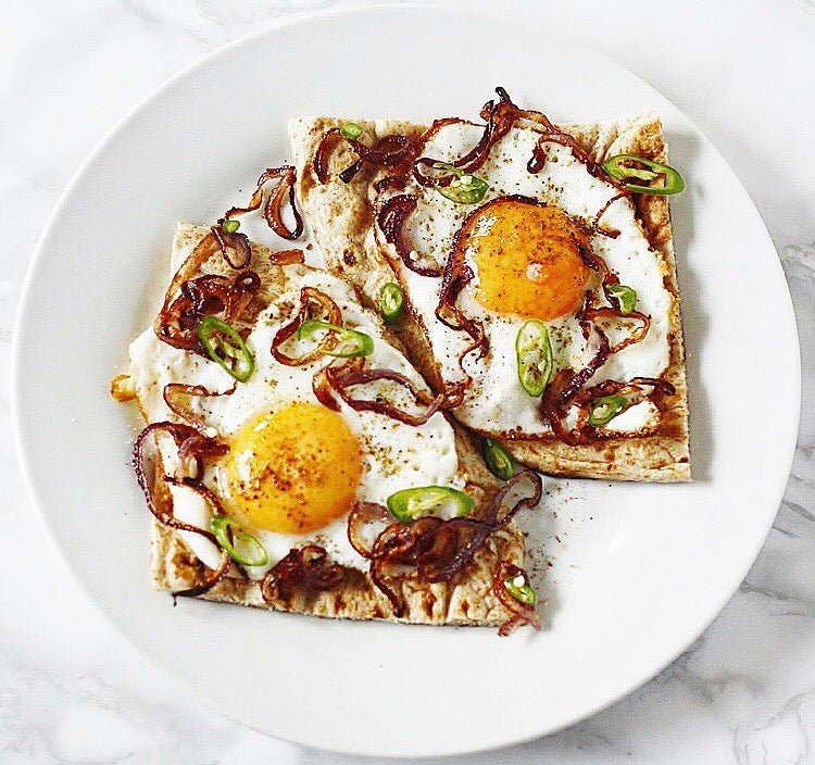 Masala fried eggs on buttery naan, generously scattered with crispy fried onion, green chilli and a pinch of garam masala. 